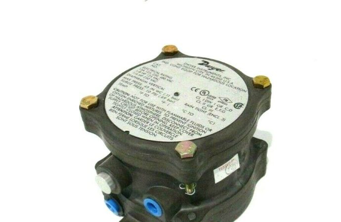 DWYER DIFFERENTIAL PRESSURE SWITCH 1950-20-2F